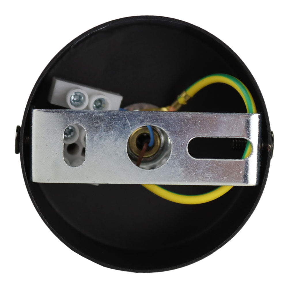 Close-up bovenaanzicht van een zwarte plafondlamp montageplaat met metalen beugel, elektrische aansluitingen en aardedraad zichtbaar binnenin de behuizing.