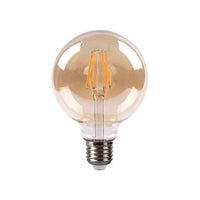 Amberkleurige LED filament lamp met E27 fitting in globevorm, frontaal aanzicht.