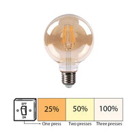 Dimbare LED filamentlamp met E27 fitting in globevorm, amberkleurig glas, vooraanzicht. Onderaan wordt het dimmechanisme getoond met 3 standen via wandschakelaar: 25%, 50% en 100% helderheid.