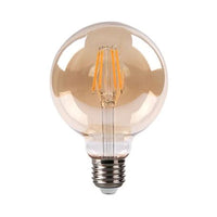 Amberkleurige LED filament lamp in globevorm met E27 fitting, frontaal aanzicht. Vintage design met zichtbare filamenten voor sfeervolle verlichting.