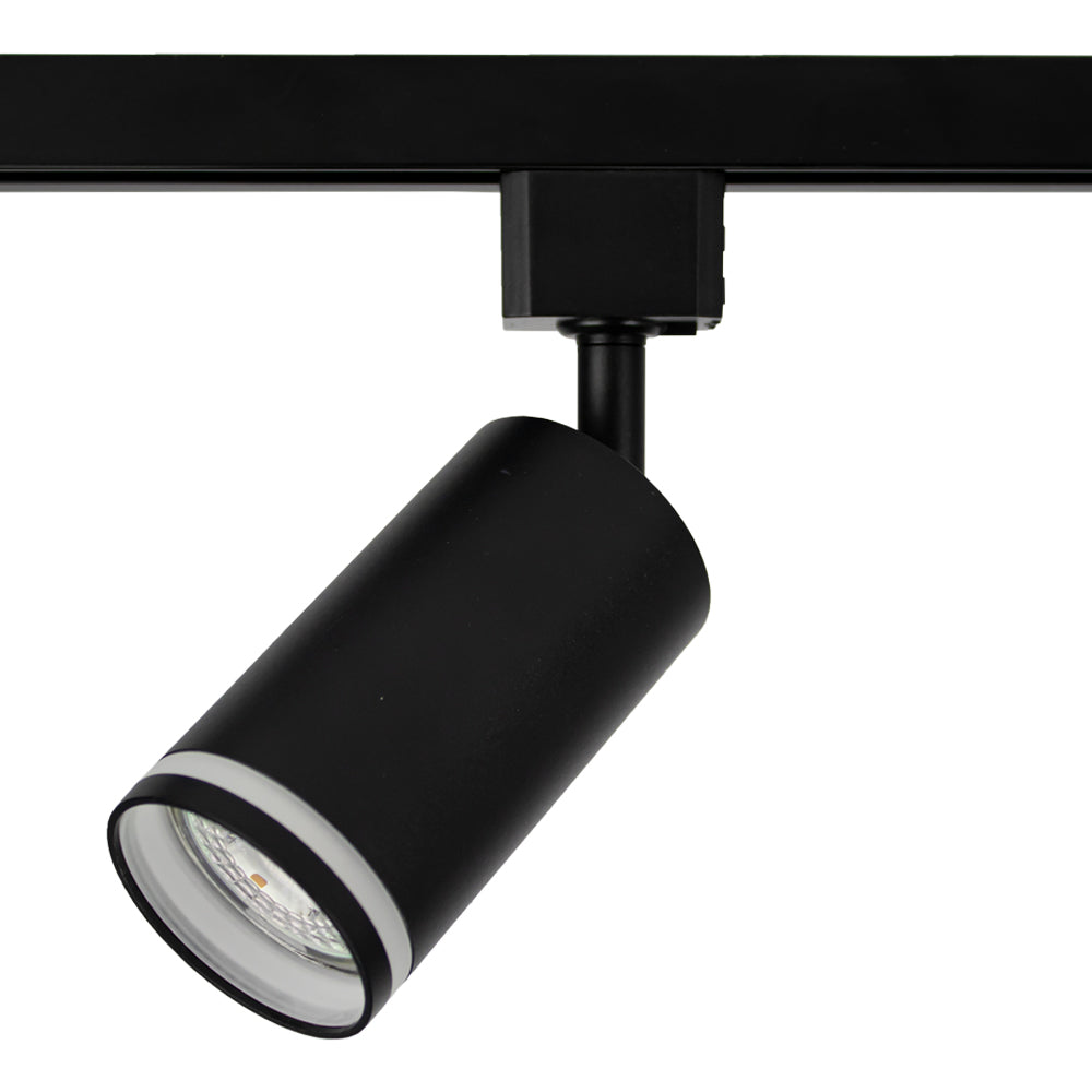 Zwarte cilindervormige LED railspot gemonteerd op een 3-fase rail, diagonaal vooraanzicht met zicht op de lens en houder.