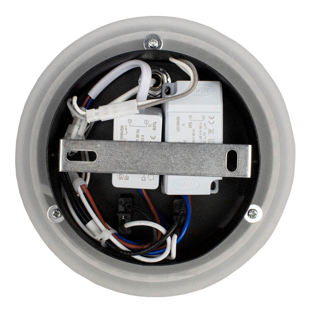 Aanzicht van de onderzijde van een ronde LED plafonnière met zichtbare bedrading, LED driver en montagebeugel, geschikt voor plafondmontage in binnenruimtes.