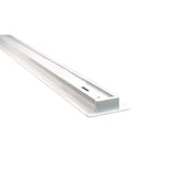 Aluminium LED profiel inbouw, wit, schuine zijden – schuine vooraanzicht van langwerpig inbouw LED profiel voor strakke afwerking van LED strips in plafonds of meubels.
