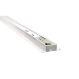 LED inbouw profiel met afdekkap – schuine zijaanzicht van aluminium LED-profiel met transparante cover, geschikt voor montage in meubels of wanden.