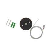 Montageset met zwarte ronde plafondplaat, staalkabel, metalen kabeleindstuk, twee schroeven en twee groene pluggen – bovenaanzicht op witte achtergrond.