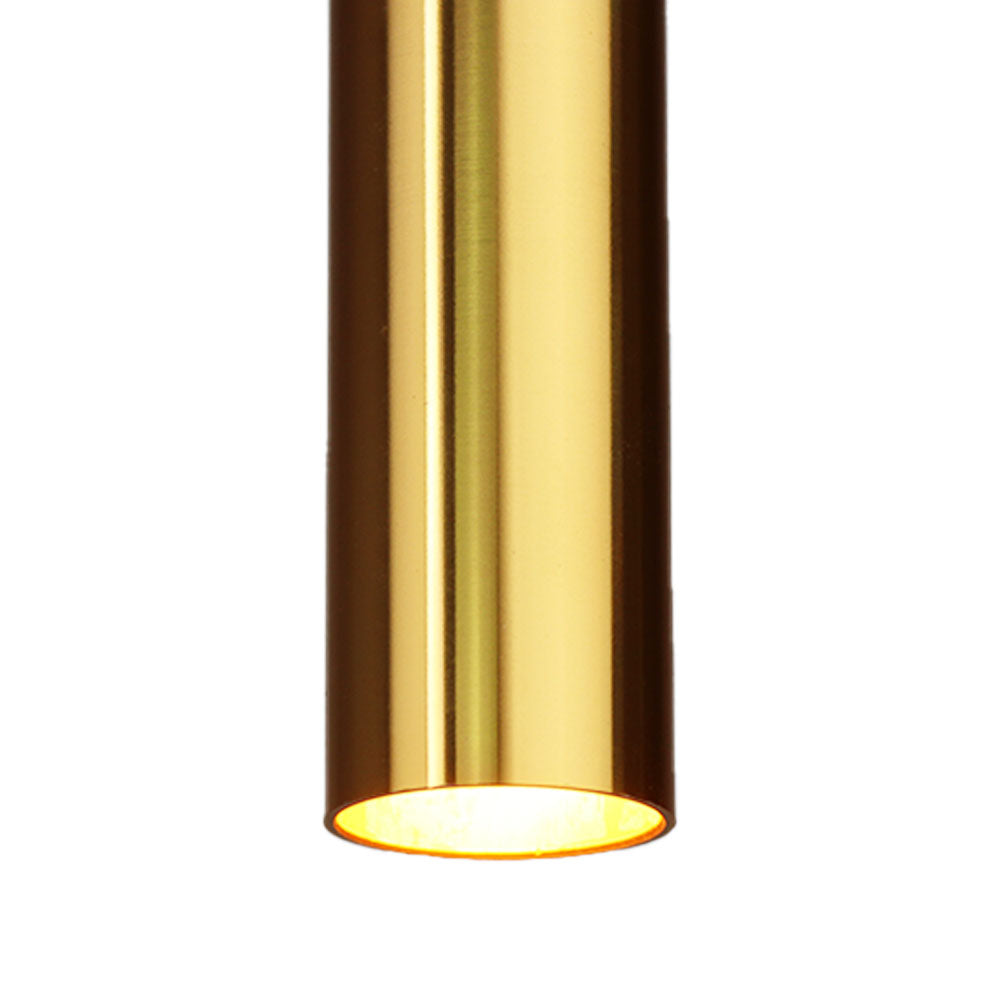 Gouden cilindervormige hanglamp met neerwaarts licht, close-up aanzicht van de onderzijde en zijkant.
