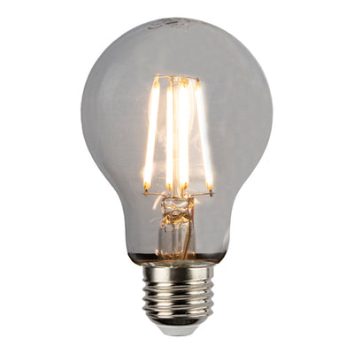 LED filament gloeilamp met E27 fitting in A60 vorm, brandend en volledig zichtbaar vanaf de voorzijde tegen een witte achtergrond.
