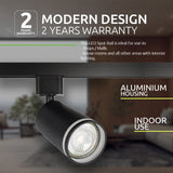 Zwarte LED railspot met moderne aluminium behuizing, gemonteerd aan een plafondrail, frontaal gezien in een interieurinstelling met woonkamer op de achtergrond – ideaal voor gebruik in winkels, winkelcentra en huiselijke ruimtes, geschikt voor binnengebruik.