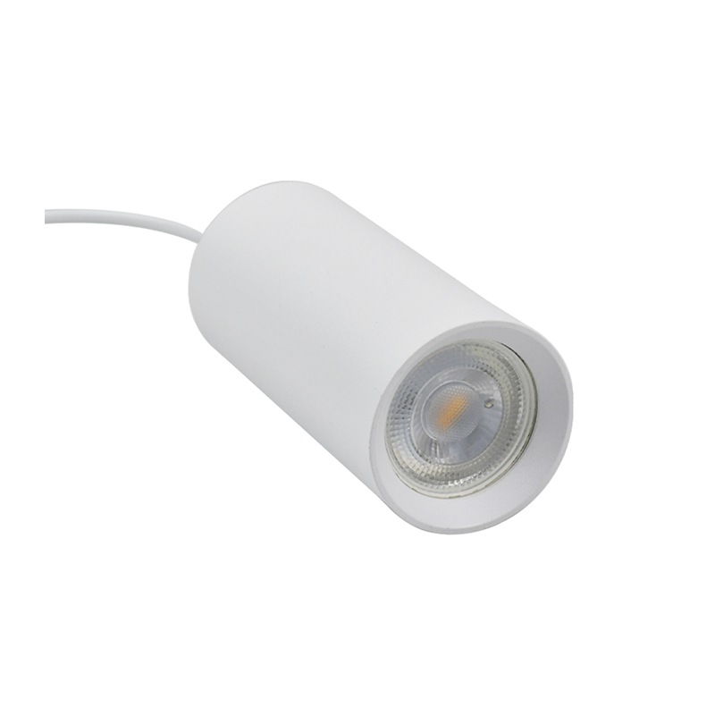 Witte cilindervormige opbouwspot met GU10 fitting, schuin vooraanzicht van de spot met zicht op de lichtbron en aansluitkabel.