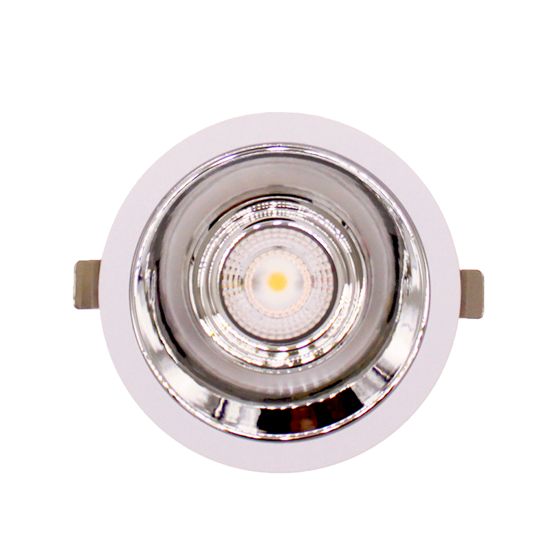 LED inbouwspot met witte rand en chromen reflector, vooraanzicht van ronde plafondspot voor plafondmontage.
