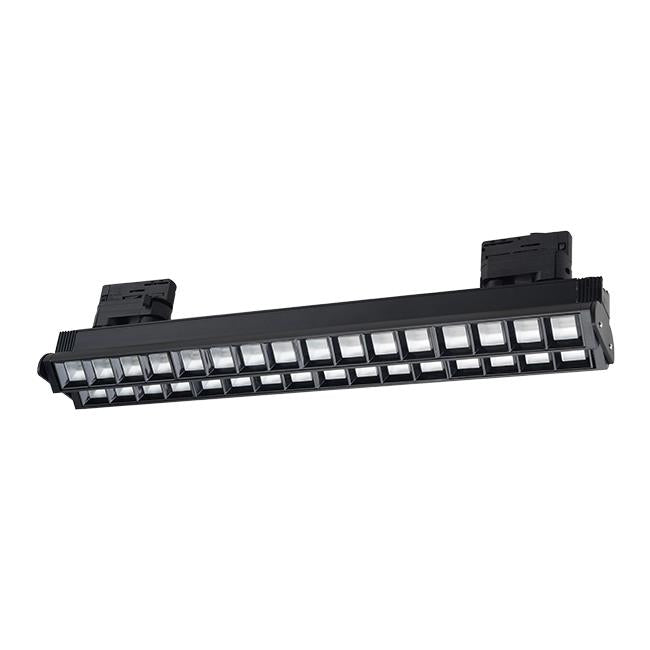 Zwart lineair LED-armatuur met rasteroptiek en dubbele montageclips, schuin van voren en onderen gefotografeerd tegen een witte achtergrond.