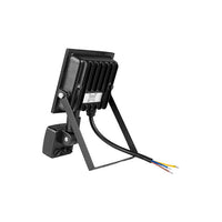 Achteraanzicht van een zwarte LED-bouwlamp met verstelbare montagebeugel en zichtbare stroomkabels met kleurgecodeerde draden, geschikt voor buitenverlichting.