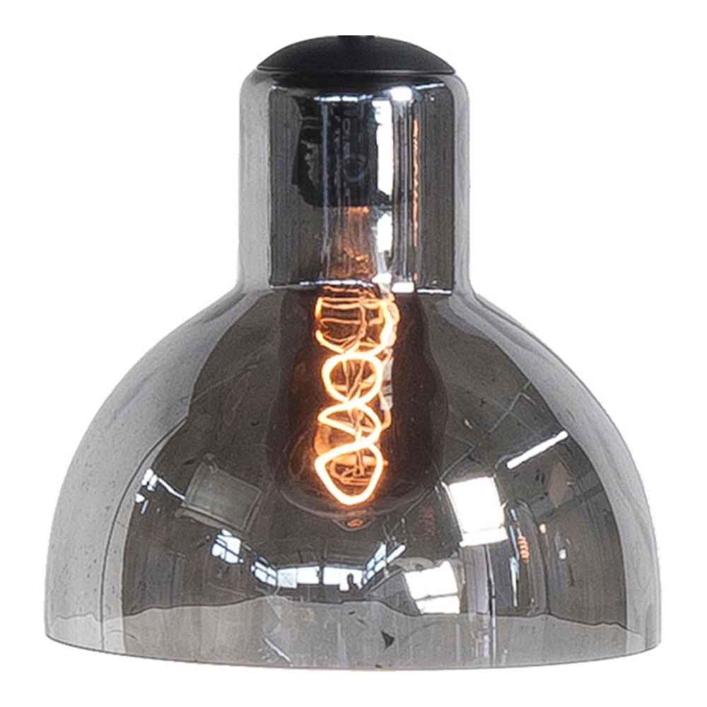 Close-up vooraanzicht van een moderne, rookglazen hanglamp met zichtbare spiraalvormige gloeidraad, ideaal voor industriële en sfeervolle interieurverlichting.