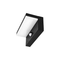 Moderne zwarte wandlamp met geïntegreerde sensor, schuin onderaanzicht.