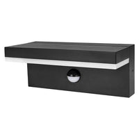 Moderne zwarte LED wandlamp met bewegingssensor, rechthoekig design, vooraanzicht, geschikt voor buitenverlichting van gevel of tuinmuur.