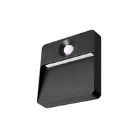 Zwarte LED buitenwandlamp met bewegingssensor, moderne rechthoekige vormgeving, schuin vooraanzicht.