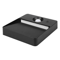 Zwarte automatische zeepdispenser met sensor, boven- en schuin vooraanzicht, modern vierkant ontwerp met geïntegreerde bewegingssensor en handpictogram.