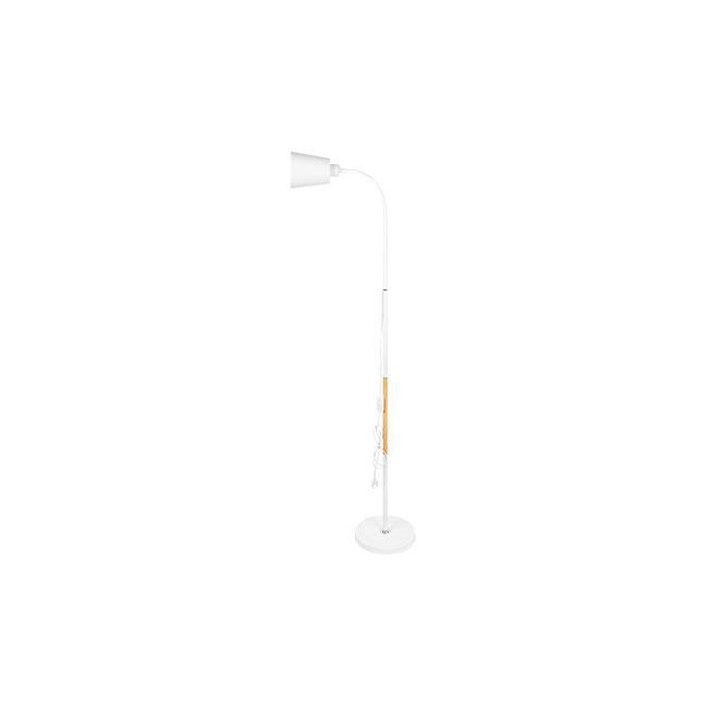 Staande lamp in modern minimalistisch design, witte kleur met metalen basis en verstelbare arm, zijaanzicht tegen een witte achtergrond.