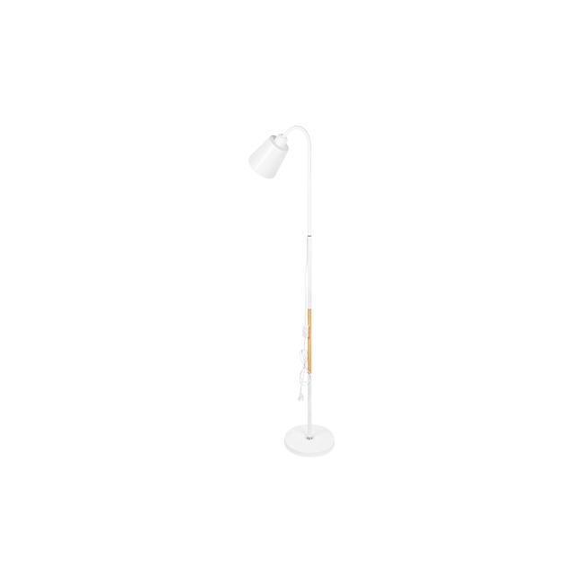 Staande witte vloerlamp met gebogen arm en conische kap, moderne minimalistische stijl met houten accent op de steel, vooraanzicht.