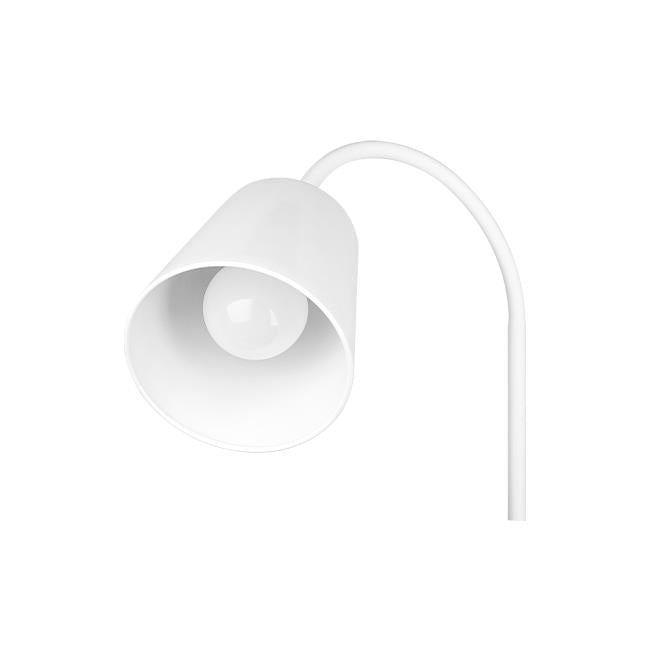 Witte moderne bureaulamp met gebogen arm en kegelvormige kap, schuin van voren gefotografeerd.