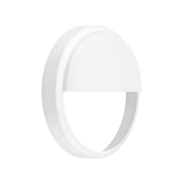 Witte ronde LED wandlamp met halve kap, zijaanzicht – moderne buitenlamp voor gevel- of trapverlichting.