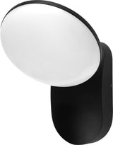 Moderne zwarte wandlamp met ovale witte kap, schuinaanzicht van de linkerkant, geschikt voor binnen- en buitengebruik.