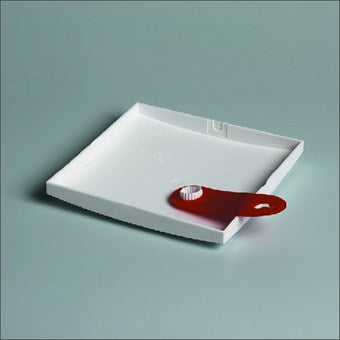 Wit kunststof pipetteerhulp met rood handvat, bovenaanzicht op een vierkante opvangschaal met verhoogde randen, geplaatst op een egale lichtblauwe ondergrond.