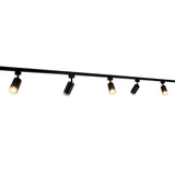 Zwarte railverlichting met zes verstelbare spotjes, moderne cilindervormige designlampen met warm wit licht, frontaal aanzicht tegen een witte achtergrond.