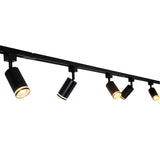 Zwart metalen railverlichting met vijf verstelbare ronde spots, schuin zijaanzicht, ideaal voor moderne interieurverlichting.
