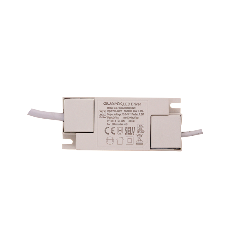 Rechthoekige witte GUANX LED driver (Model GX-H07010300C0242) met technische specificaties zichtbaar op voorzijde, gefotografeerd van bovenaanzicht op een witte achtergrond.