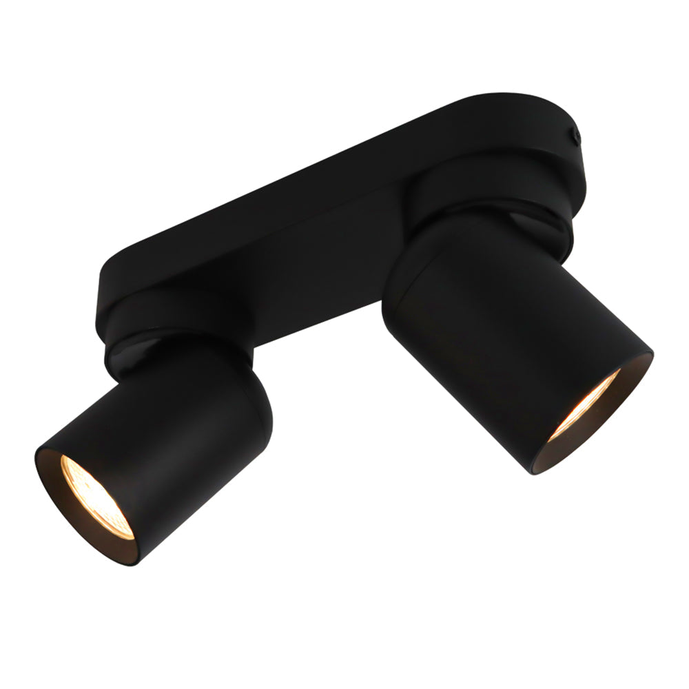 Zwarte dubbele LED spotlamp op plafondplaat, modern design, cilindervormige spots met warm wit licht, schuin van onderen gefotografeerd.