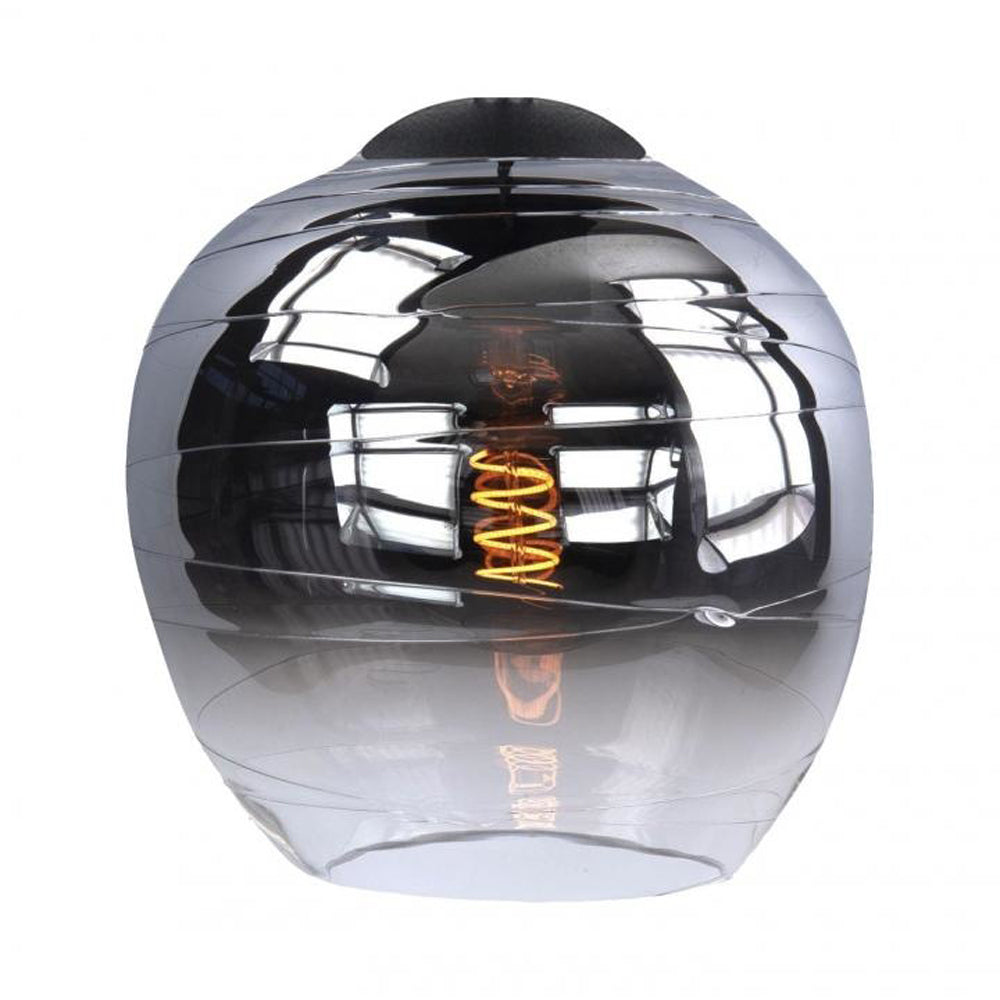 Glazen hanglamp met spiegelend rookglas en zichtbare filament gloeilamp, vooraanzicht.