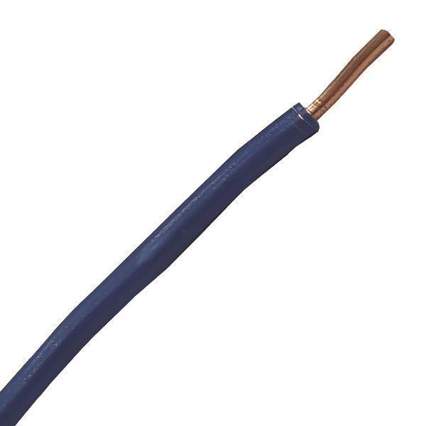 Close-up zijaanzicht van een elektriciteitsdraad met blauwe isolatie en blootliggende koperen geleider.