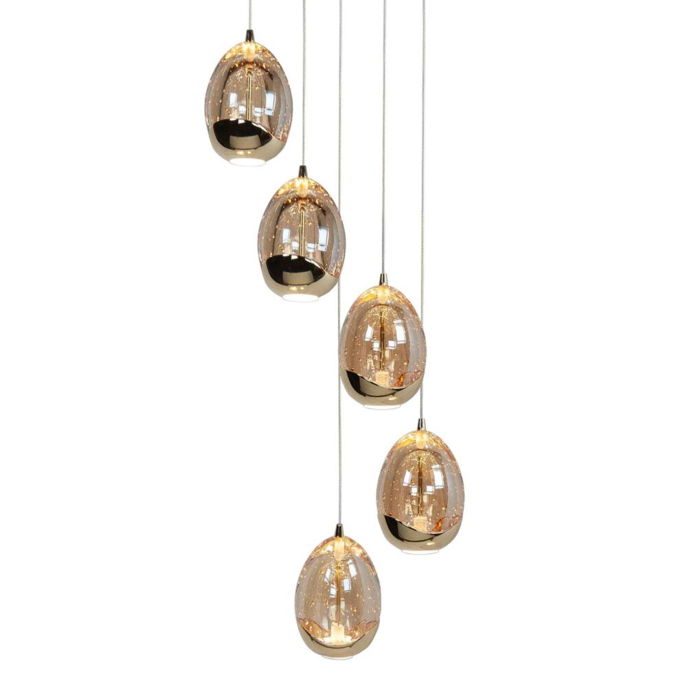 Moderne hanglamp met vijf goudkleurige, druppelvormige glazen lampenkappen met spiegelend effect, hangend op verschillende hoogtes – vooraanzicht.