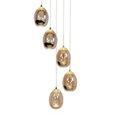 Moderne hanglamp met vijf goudkleurige, druppelvormige glazen lampenkappen met spiegelend effect, hangend op verschillende hoogtes – vooraanzicht.