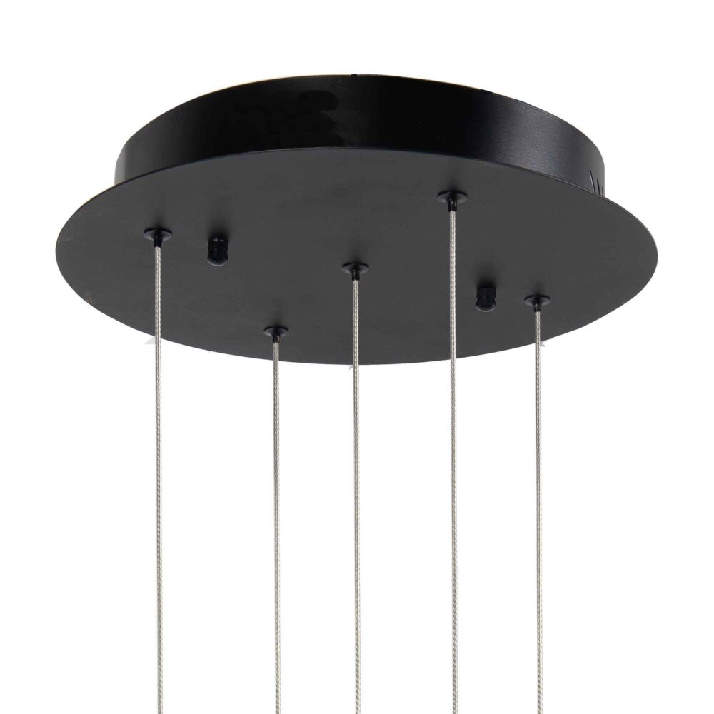 Close-up onderaanzicht van een ronde zwarte plafondplaat met meerdere stalen ophangkabels, onderdeel van een moderne hanglamp.