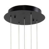 Close-up onderaanzicht van een ronde zwarte plafondplaat met meerdere stalen ophangkabels, onderdeel van een moderne hanglamp.