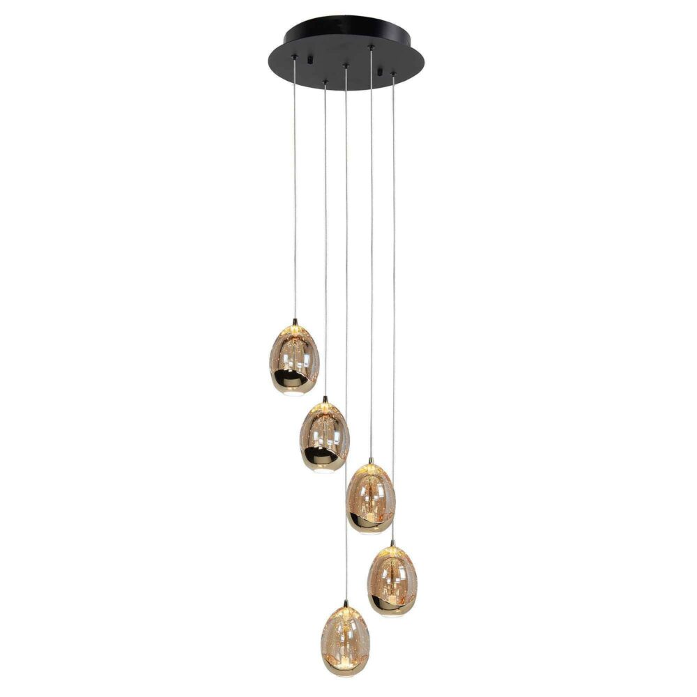 Hanglamp met vijf goudkleurige ovale glazen lampenkappen aan verstelbare snoeren, bevestigd aan een ronde zwarte plafondplaat, frontaal aanzicht.
