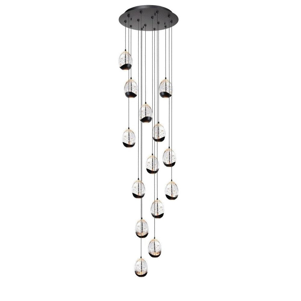 Close-up vooraanzicht van een moderne hanglamp met meerdere glazen druppelvormige lichtpunten, bevestigd aan een ronde zwarte plafondplaat - ideaal als eyecatcher voor hoge plafonds of trappenhuizen.