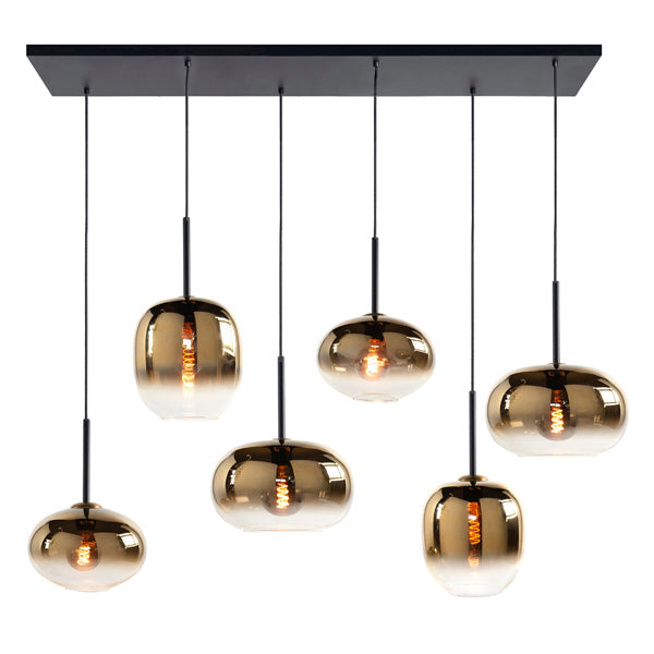 Zeslichts hanglamp met goudkleurige glazen kappen en zwarte plafondplaat, frontaal aanzicht.