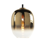 Hanglamp met glazen kap in goud en transparant verloop, zichtbaar van recht voor met warm gloeiend filamentlampje centraal in beeld.