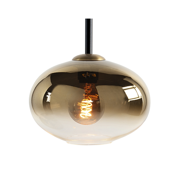 Hanglamp met ronde, goudkleurige glazen kap en zichtbare LED-filamentlamp, frontaal aanzicht.