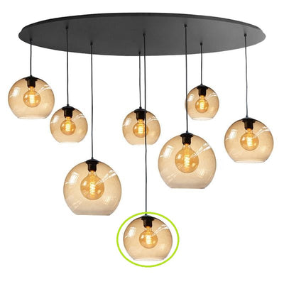 Moderne hanglamp met acht ronde amberkleurige glazen lampenkappen, bevestigd aan zwarte kabels onder een grote zwarte plafondplaat, afgebeeld in vooraanzicht tegen een witte achtergrond.