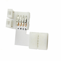 RGB LED strip connector in L-vorm, bovenaanzicht, met vierpin aansluiting voor het verbinden van twee 10mm brede RGB LED strips zonder solderen.