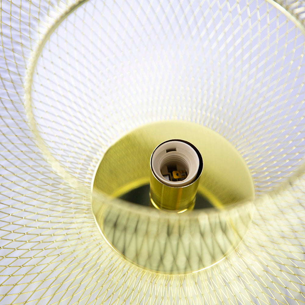 Close-up bovenaanzicht van een goudkleurige metalen lampenkap met open rasterdesign en zichtbare fitting voor een E27 lamp.