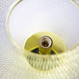 Close-up bovenaanzicht van een goudkleurige metalen lampenkap met open rasterdesign en zichtbare fitting voor een E27 lamp.