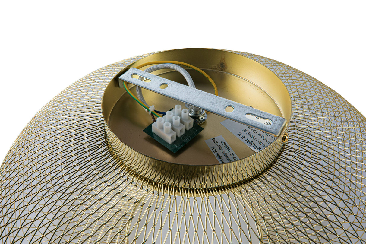 Detailaanzicht van de onderzijde van een goudkleurige metalen hanglamp met opengewerkt rasterdesign en zichtbaar montageplaatje met elektrische bedrading.