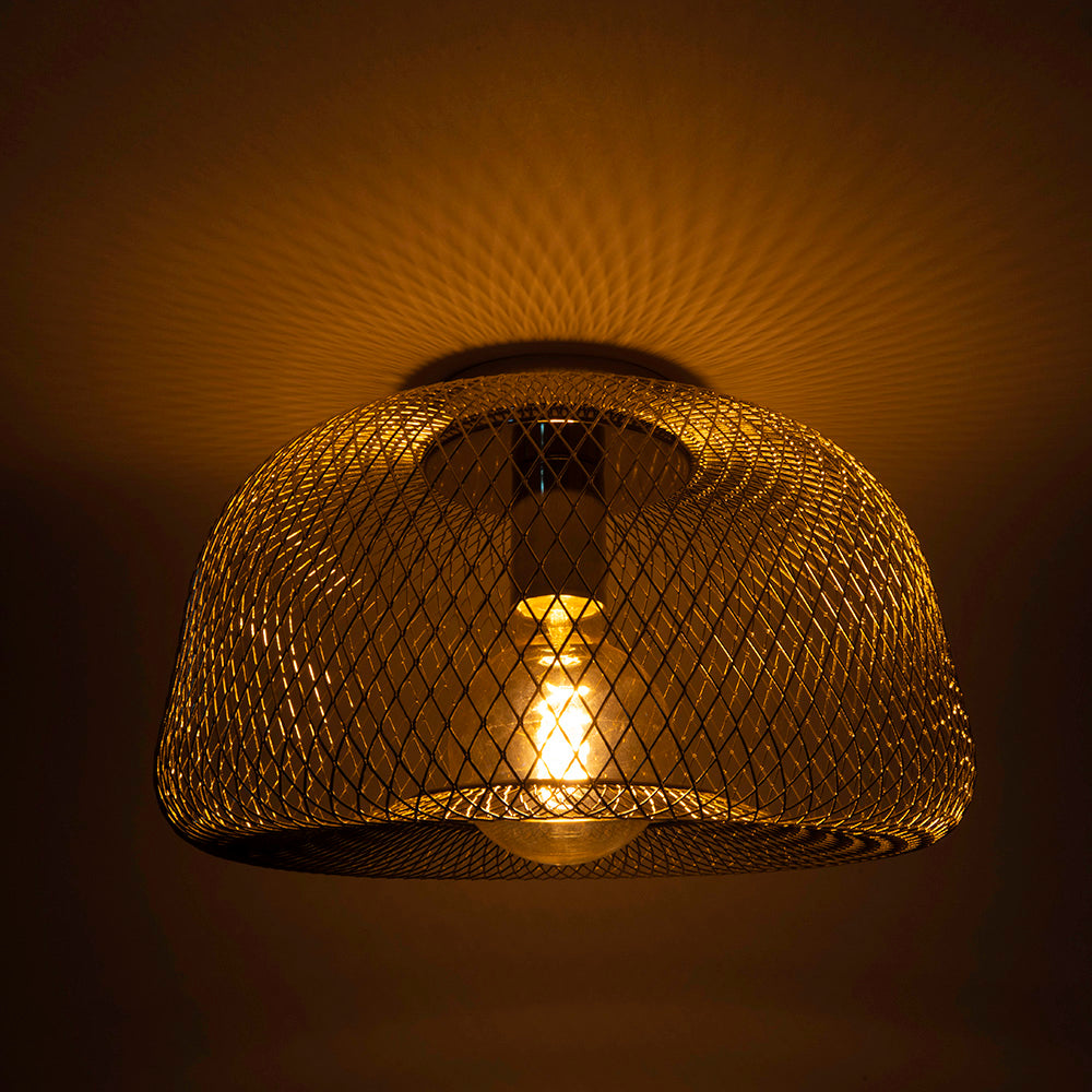 Industriële plafondlamp met metalen draadframe en warme LED-verlichting, onderaanzicht met sfeervolle lichtreflectie op het plafond.