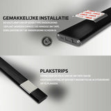 Close-up zijaanzicht van een zwarte kastlamp met USB-aansluiting en aan/uit-knop, inclusief 3M plakstrip voor eenvoudige installatie op verschillende ondergronden. De afbeelding toont hoe de tape op de achterkant van de lamp wordt bevestigd voor montage zonder schroeven.