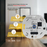 Close-up van een LED dimmer model DM175 met specificaties en compatibele lampsoorten (halogeen, dimbare LED, spaarlamp) duidelijk weergegeven, gefotografeerd van voren met focus op de voorkant van het apparaat en de technische informatie.